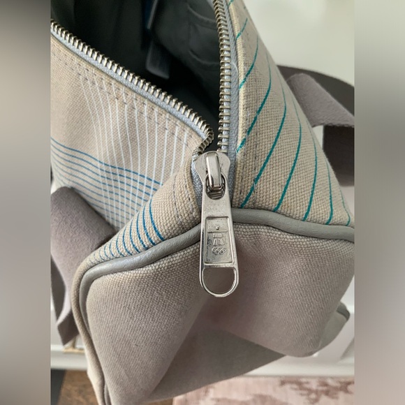 Vintage Y2K Vancouver 2010 Olympics limited edition Medium Shoulder Gray Purse - Picture 9 of 16